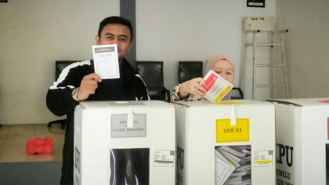 Wawako Binjai, H Rizky Yunanda Sitepu bersama istri menggunakan hak pilihnya pada Pemilu 2024.