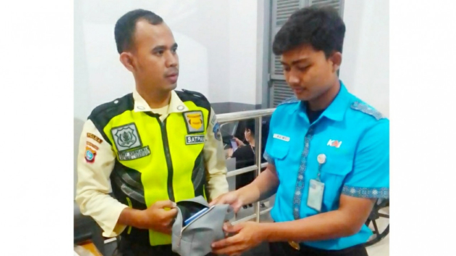 Petugas Railink, Fuji Alwi menemukan tas berisi uang Rp14 juta menyerahkan kepada petugas keamanan Stasiun Binjai.