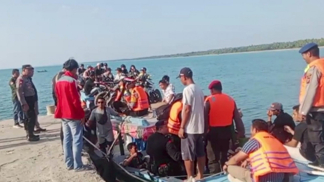 Personel Polres Nias melakukan pengamanan pendistribusian logistik Pemilu menggunakan kapal motor.