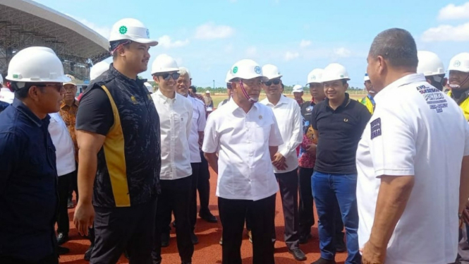 Menko PMK Muhadjir Effendy dan Menpora, Dito Ariotedjo, meninjau progres pembangunan Sport Center Sumut di Desa Sena Kabupaten Deliserdang.
