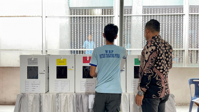 Warga Binaan Rutan Tanjung Pura menggunakan hak pilihnya.