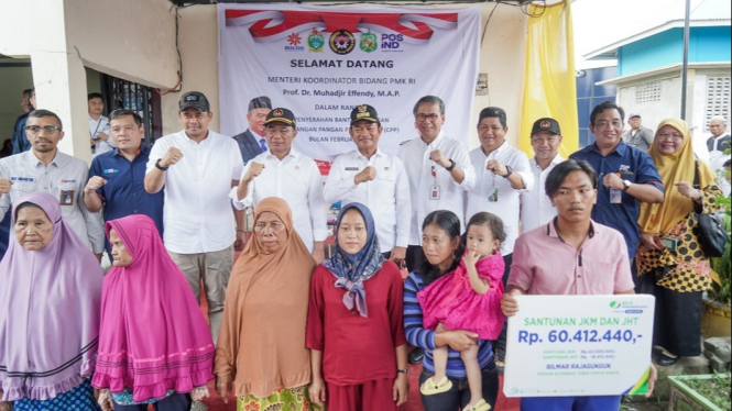 Menko PMK, Muhadjir Effendy menyerahkan bantuan CPP bagi keluarga penerima manfaat di halaman Kantor Lurah Belawan Bahari, Kota Medan.