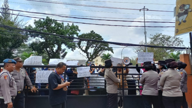 Relawan AMIN gelar unjuk rasa di depan Kantor Bawaslu Sumut.