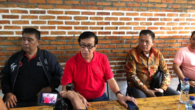 Ketua DPP PDI Perjuangan, Yasonna H Laoly memantau penghitungan suara di Sekretariat BSPN PDIP Sumut.