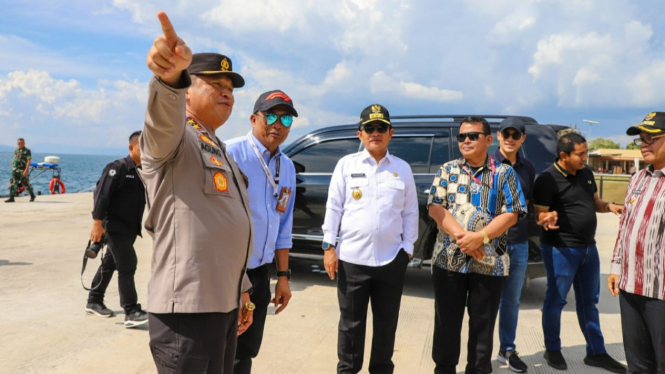 Pj Gubernur Sumut, Hasanuddin bersama Kapolda Sumut, Irjen Pol Agung Setya Imam Effendi meninjau kesiapan venue F1 Powerboat di Toba.