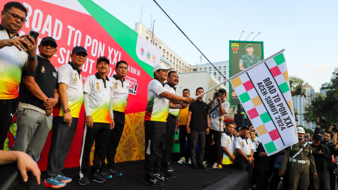 Pj Gubernur Sumut, Hassanudin melepas pelari pada Fun Run 5 K pada Road to PON XXI Aceh-Sumut 2024.