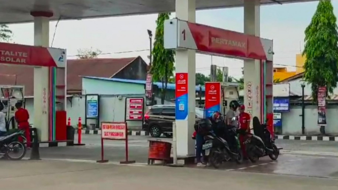 Sejumlah pengendara sepeda motor melakukan pengisian BBM di di SPBU 14.203.180 di Kabupaten Deliserdang.