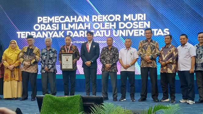 Rektor UMSU, Prof. Dr Agussani, MAP menerima penghargaan dari MURI di Auditorium Kampus UMSU.
