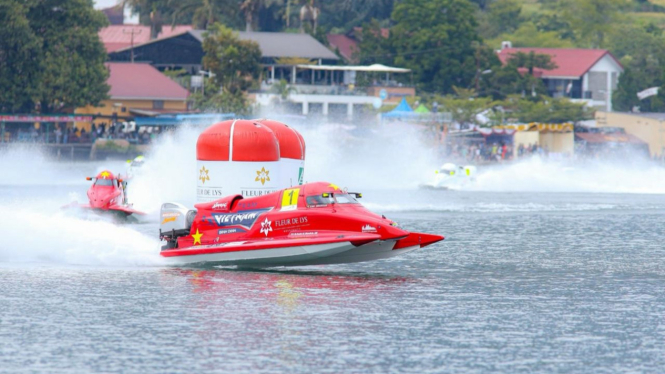 Pembalap tampil di Pertamina Grand Prix of Indonesia F1 Powerboat Danau Toba 2024.
