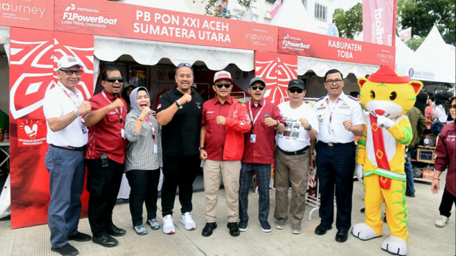 Pj Gubernur Sumut, Hassanudin meninjau booth PON XXI Aceh-Sumut di venue F1 Powerboat 2024.