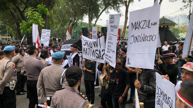 Aksi massa demo desak pemakzulan Joko Widodo.