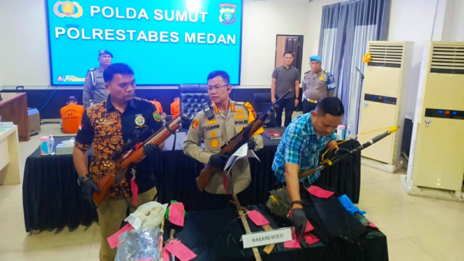 Kapolrestabes Medan, Kombes Pol Teddy John Sahala Marbun tunjukkan barang bukti, yakni senapan angin.
