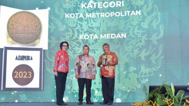 Kadis Lingkungan Hidup Kota Medan, Muhammad Husni menerima Piala Adipura Tahun 2023 dari Wakil Menteri LHK.