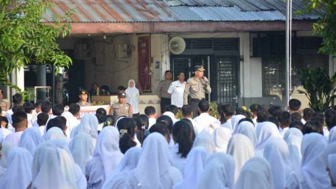 Kabag SDM Polres Labusel, Kompol Eduard Tobing berikan pengarahan kepada siswa-siswi SMA Negeri 1 Kotapinang.