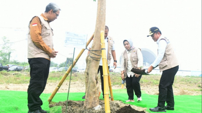 Pj Gubernur Sumut, Hassanudin melakukan penanaman pohon di kawasan Sport Center Sumut.