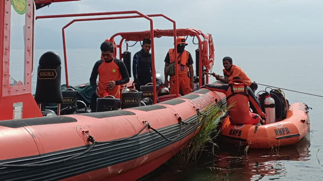 Tim SAR evakuasi korban tewas tenggelam di Danau Toba.