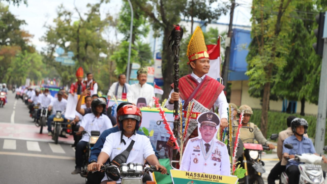 Pj Gubernur Sumut, Hassanudin mengenakan pakaian adat Toba naik becak pembukaan Musyawarah Musrenbang RKPD 2025.