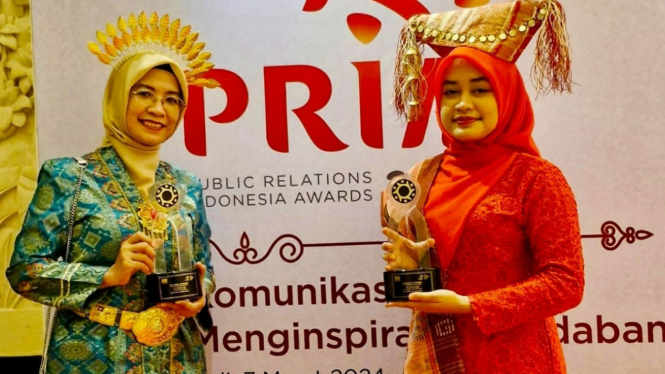 Kepala Kantor Humas dan Protokoler USU, Amalia Meutia menerima penghargaan Ajang The 9th PR INDONESIA Awards.