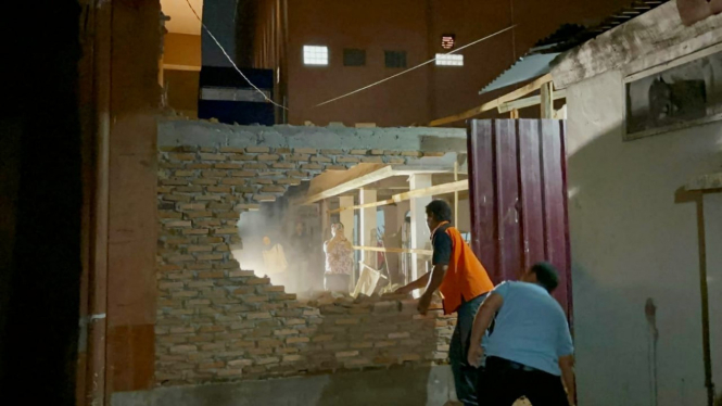 Tembok yang dibangun sekolah swasta di Jalan Brigjen Katamso Gang Abadi, Kota Medan  menutup akses warga dibongkar.