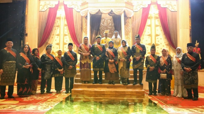 Bambang Soesatyo, bersama istrinya, Lenny Sri Mulyani mendapat gelar kehormatan dari Sultan Kotapinang ke-XIV.