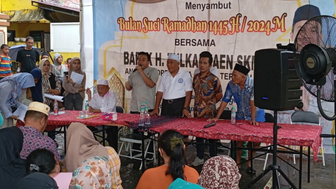 Caleg DPRD Medan, H Zulkarnaen menyerahkan 25 ton beras kepada masyarakat.