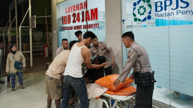 Petani diterkam Harimau Sumatera dievakuasi ke rumah sakit untuk mendapatkan perawatan medis.