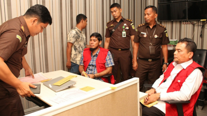 Kadinkes Sumut, AMH bersama rekanan ditetapkan tersangka korupsi APD Covid-19 dan ditahan penyidik Kejati Sumut.