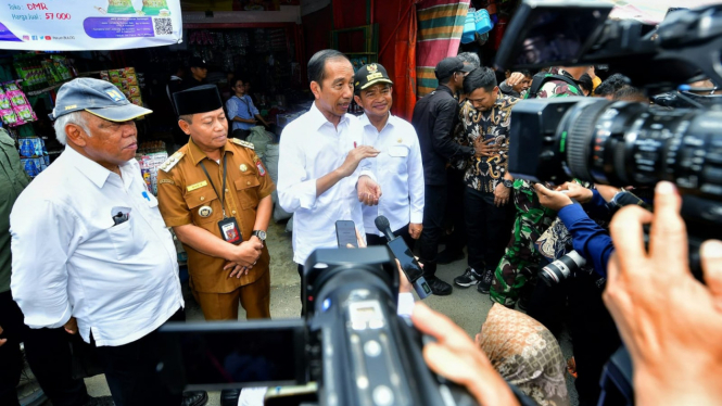 Presiden RI, Joko Widodo tinjau harga bahan pokok di Pasar Kawat, Tanjungbalai.
