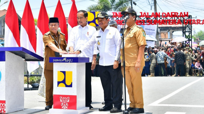 Presiden RI, Joko Widodo meresmikan pelaksanaan Inpres Jalan Daerah Sumut di Kota Tanjungbalai.