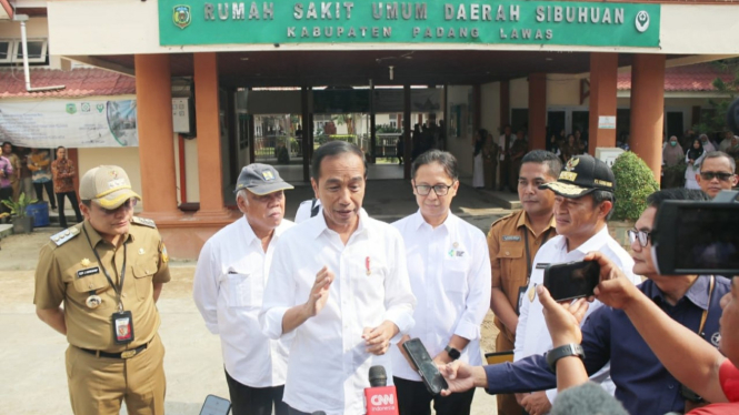 Presiden RI, Joko Widodo saat meninjau RSUD Sibuhuan, Padanglawas.