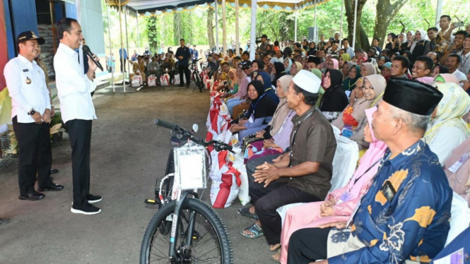 Presiden RI, Joko Widodo menyalurkan bantuan pangan cadangan beras pemerintah di GDT Hutalombang, Padanglawas.