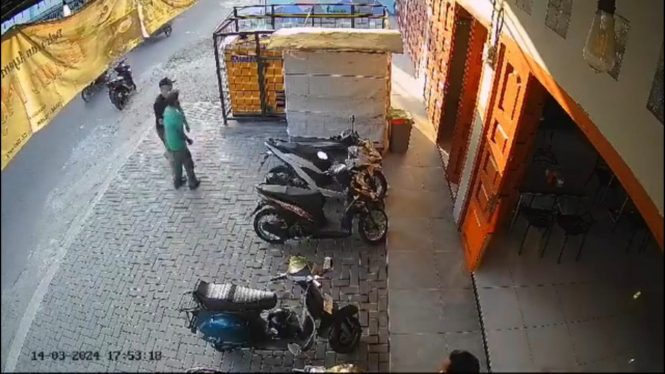 Tangkapan layar rekaman CCTV pria yang diduga oknum Dishub Binjai cekcok dengan juru parkir di Binjai.