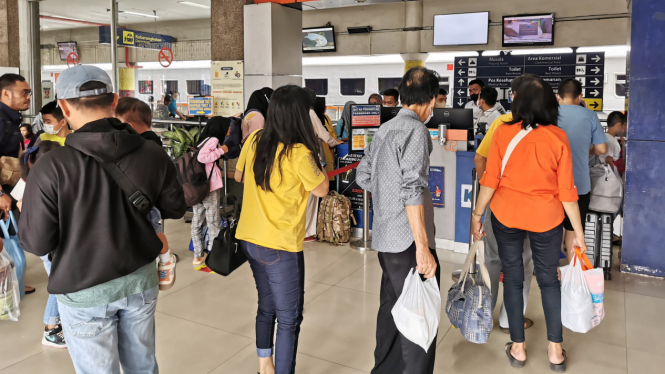 Aktivitas penumpang di Stasiun kereta api Medan.