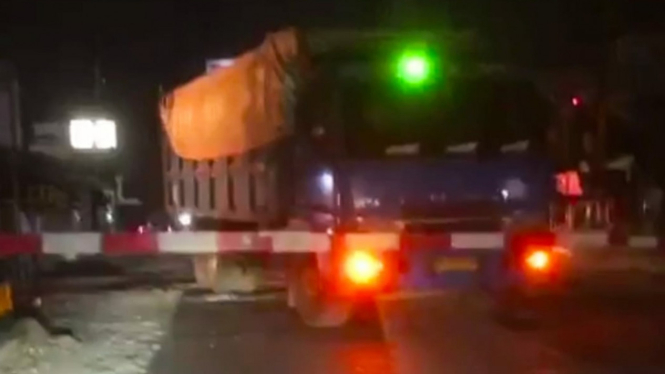 Detik-detik truk pengangkut pupuk tertabrak kereta api. di perlintasan Kabupaten Sergai.