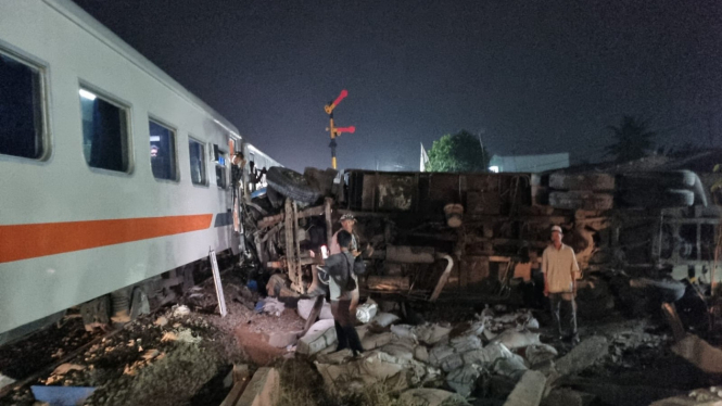 Truk tertabrak kereta api di jalur perlintasan di Kabupaten Sergai.