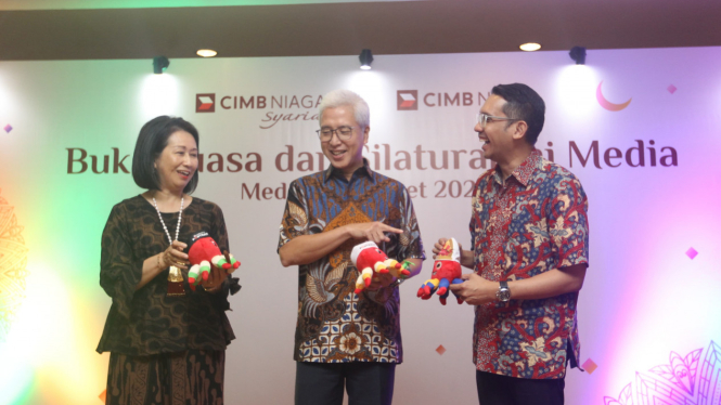 Direktur CIMB Niaga, Henky Sulistyo (tengah) bersama Head of Region Sumatera CIMB Niaga Maya Sartika dan Chief Sales & Acquisition CNAF Angga.