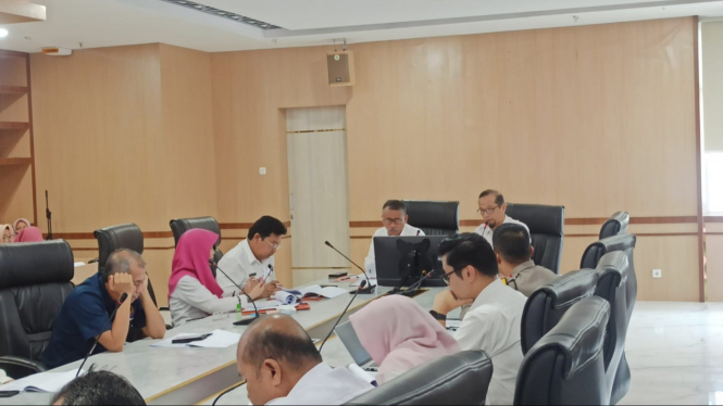 Asisten Pemerintahan dan Kesejahteraan Rakyat, Basarin Yunus Tanjung memimpin rapat persiapan HUT ke-76 Provinsi Sumut di Kantor Gubernur Sumut.