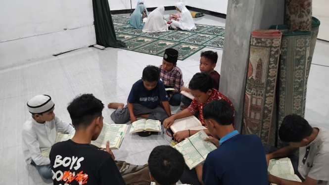 Anak-anak dan remaja menggelar tadarusan Al-quran di Musala Al-Muhajirin, Kabupaten Langkat.