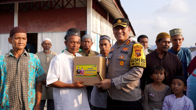 Kapolres Pelabuhan Belawan, AKBP Janton Silaban menyerahkan sembako kepada masyarakat di Kampung Nelayan Seberang.