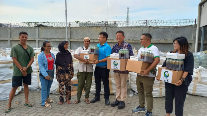 Yayasan Mahija Parahita Nusantara bersama Frestea menyalurkan paket bantuan dan berbuka puasa kepada pahlawan daur ulang di Medan.