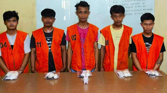 Kelima pelaku penyelundupan sabu di dalam anus di Bandara Kualanamu ditangkap.