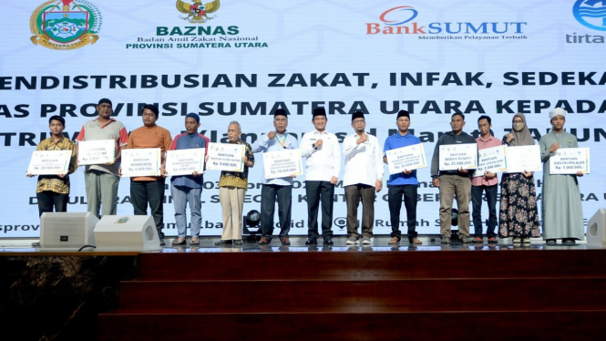 Pj Gubernur Sumut, Hassanudin bersala Forkopimda membayar zakat melalui BAZNAS.
