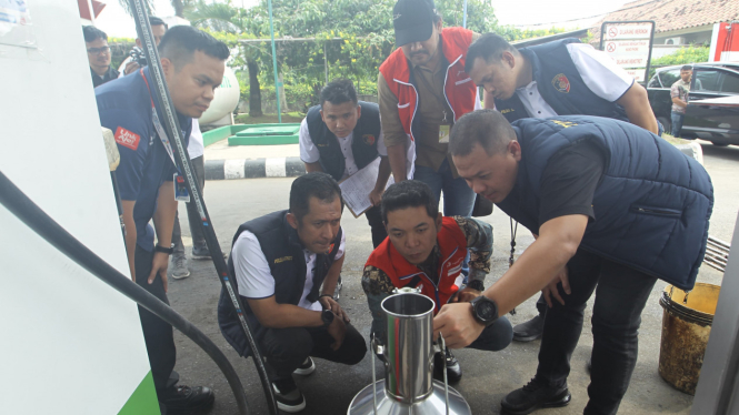Pertamina Sumbagut dan Polda Sumut memeriksa takaran dan kualitas BBM di SPBU di Kota Medan.