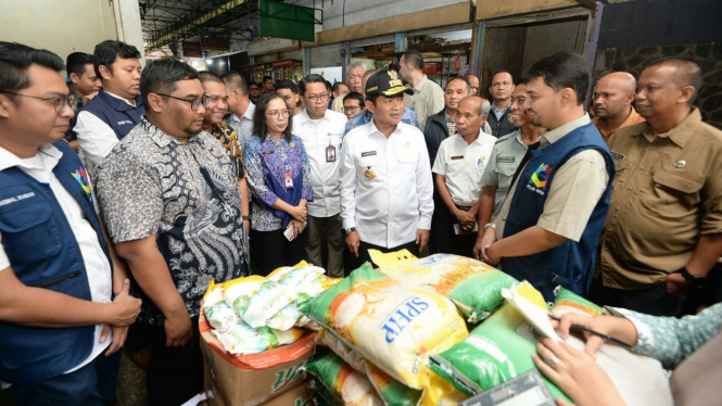 Pj Gubernur Sumut, Hassanudin tinjau kebutuhan pokok di pasar.