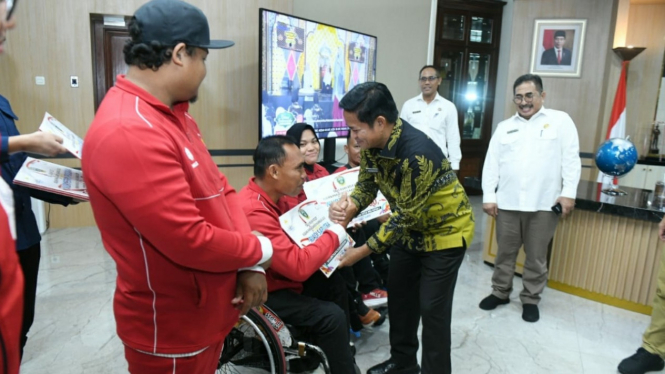 Pj Gubernur Sumut, Hassanudin menyerahkan bonus kepada para atlet penyandang disabilitas asal Sumut.