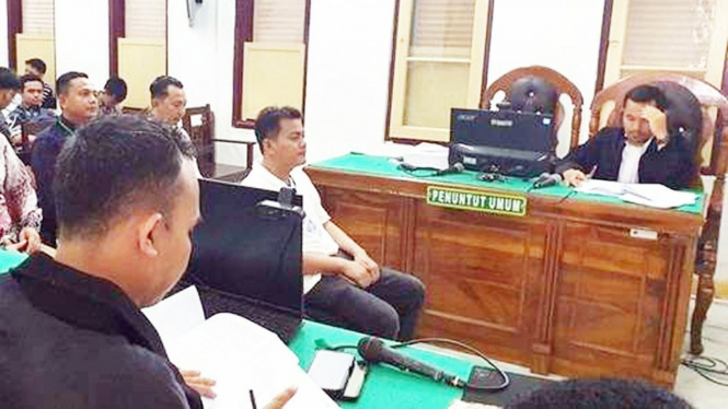 Komisioner KPU Medan, Zefrizal saat sidang pemerasan dengan terdakwa anggota Bawaslu Medan non aktif, Azlansyah Hasibuan di PN Medan.