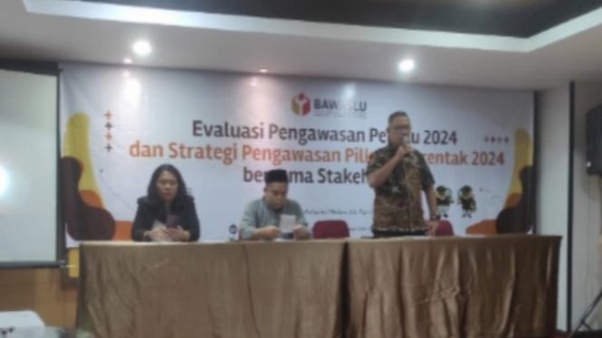 Ketua Bawaslu Sumut, M Aswin Diapari Lubis didampingi Koordinator Divisi Hukum dan Diklat, Payung Harahap.