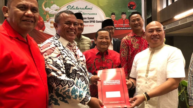 Bupati Taput, Nikson Nababan menyerahkan berkas pendaftaran Bacalon Gubernur Sumut ke DPD PDI Perjuangan Sumut.