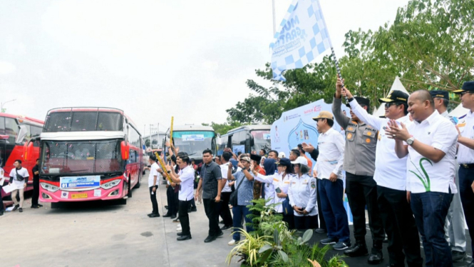 Pj Gubernur Sumut, Hassanudin melepas keberangkatan Bus Mudik Gratis Idul Fitri 1445 H di Terminal Terpadu Amplas.