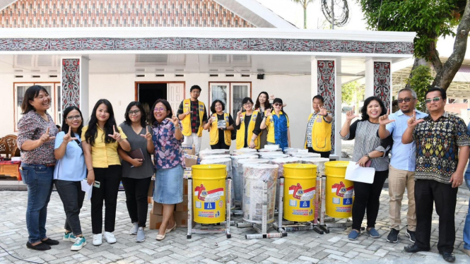 Lions Club Medan Tridharma menyerahkan bantuan 50 tong sampah ke Pemkab Samosir.